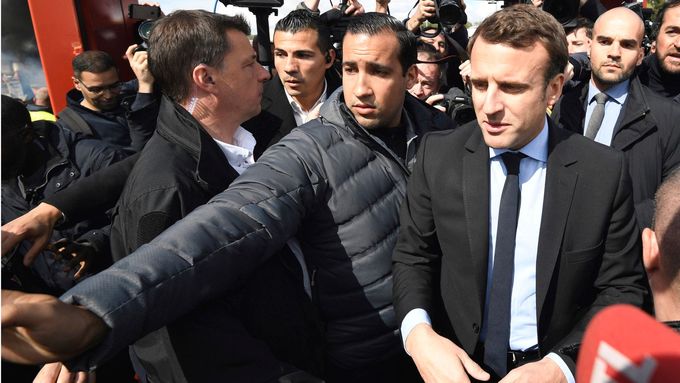 Macronův poradce Alexandre Benalla, který zbil účastníka prvomájové demonstrace, na snímku s prezidentem Emmanuelem Macronem