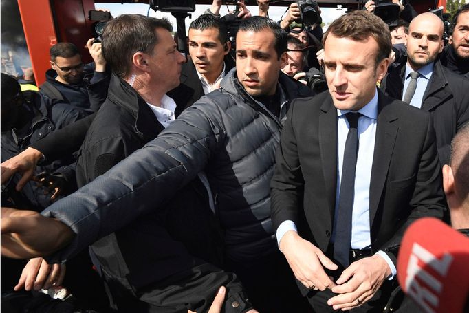 Macronův poradce Alexandre Benalla, který zbil účastníka prvomájové demonstrace, na snímku s prezidentem Emmanuelem Macronem