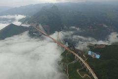 Čína finišuje se stavbou nejvyššího mostu světa. Tyčí se ve výšce 585 metrů