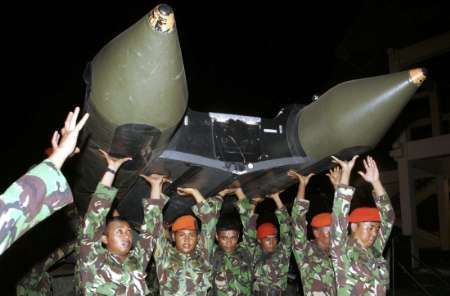 Indonéští vojáci při pátrací akci na Sulawesi
