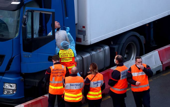 Francouzští hasiči testují řidiče kamionu uvízlého v britském Doveru.