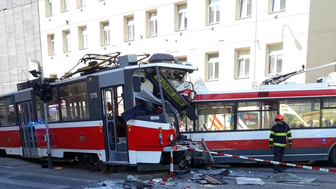 V centru Brna se srazil trolejbus s tramvají
