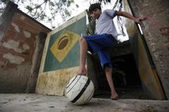 Video: Malý fotbalista září i bez chodidel. A má sen