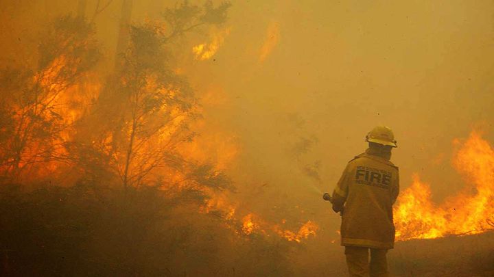 Požáry v Austrálii už zničily i celou vesnici. Hasiči se dostávají blíž k ohniskům