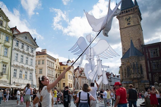 Hudebně loutkový happening na prstenci Saturnu.
