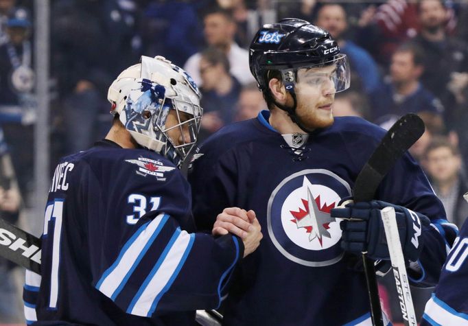 NHL, Washington - Winnipeg Jets: Ondřej Pavelec (31) a Adam Lowry (17) z Jets