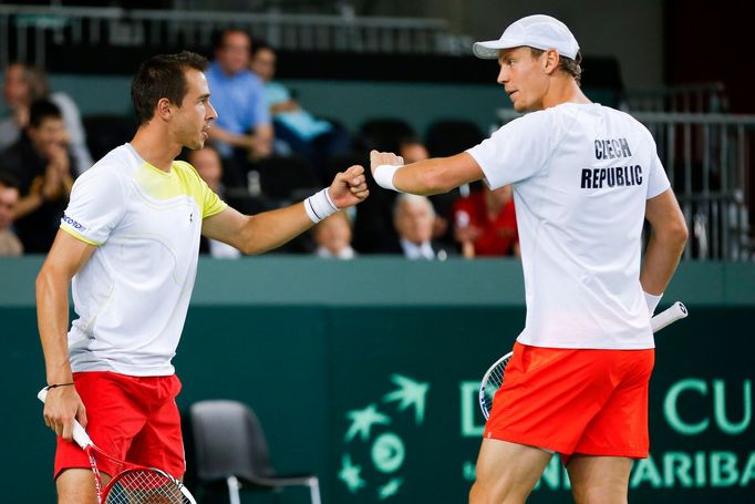 Tomáš Berdych a Lukáš Rosol v nejdelším zápase Davis Cupu (soupeři byli v roce 2013 Švýcaři Chiudinelli s Wawrinkou)