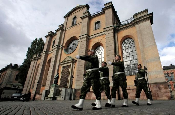 Slavnostní pochod před katedrálou nacvičují členové Královské gardy.