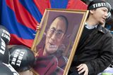 Obraz Jeho svatosti Dalajlamy drží exulant z Tibetu na demonstraci v Paříži.