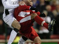John O'Shea z Manchesteru United (vlevo) atakuje hráče Middlesbrough Marka Viduku.