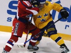 Český reprezentant Libor Pivko (vlevo) a Švéd Robin Jonsson bojují o puk.