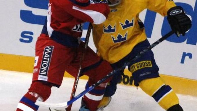 Český reprezentant Libor Pivko (vlevo) a Švéd Robin Jonsson bojují o puk.