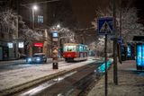 Sníh v pražských ulicích způsoboval problémy hlavně autobusům městské hromadné dopravy, a to zejména v okrajových částech metropole.