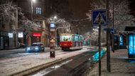 Sníh v pražských ulicích způsoboval problémy hlavně autobusům městské hromadné dopravy, a to zejména v okrajových částech metropole.