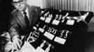 Prezentace šperků, které byly zcizeny během loupeže v hotelu Pierre. Záběr z tiskové konference v New Yorku 9. ledna 1972.