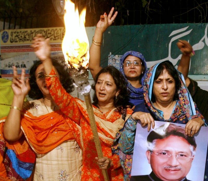 Do ulic vyšli i přívrženci prezidenta Mušarafa