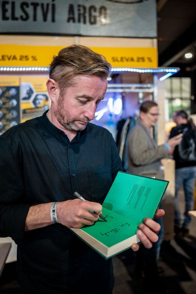 Serhij Žadan při autogramiádě na Světě knihy.