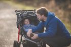 Tátové na rodičovské dovolené: Proč za Západem stále zaostáváme