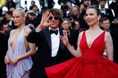 Odhalování má prý utrum, tak co ty výstřihy? Na festivalu v Cannes je móda na hraně