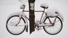 A bicycle that is attached to a pole is covered in snow outside the town of Ilmenau in the south-eastern German state of Thuringia, October 27, 2012. REUTERS/Thomas Peter (GERMANY - Tags: ENVIRONMENT SOCIETY TPX IMAGES OF THE DAY) Published: Říj. 27, 2012, 5:38 odp.