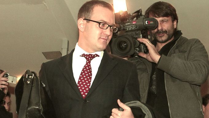 Daniel Křetínský, vlastník Sparty, s černou koženou taškou.