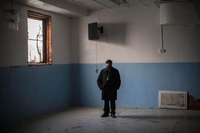 Reverend Alex K Joy, pastor and president of the St. George Malankara Orthodox Church in New Dorp Beach, Staten Island, poses for a photograph in the basement of his church which was flooded by Hurricane Sandy November 15, 2012. Reverend Joy, who has served as a pastor for 37 years, has been struggling to raise the $150,000 plus needed to repair the storm damage and reopen the church. Picture taken November 15, 2012 REUTERS/Mike Segar (UNITED STATES - Tags: DISASTER ENVIRONMENT RELIGION) ATTENTION EDITORS PICTURE 4 OF 19 FOR PACKAGE 'SURVIVING SANDY' SEARCH 'SEGAR SANDY' FOR ALL PICTURES Published: Lis. 20, 2012, 3:30 odp.