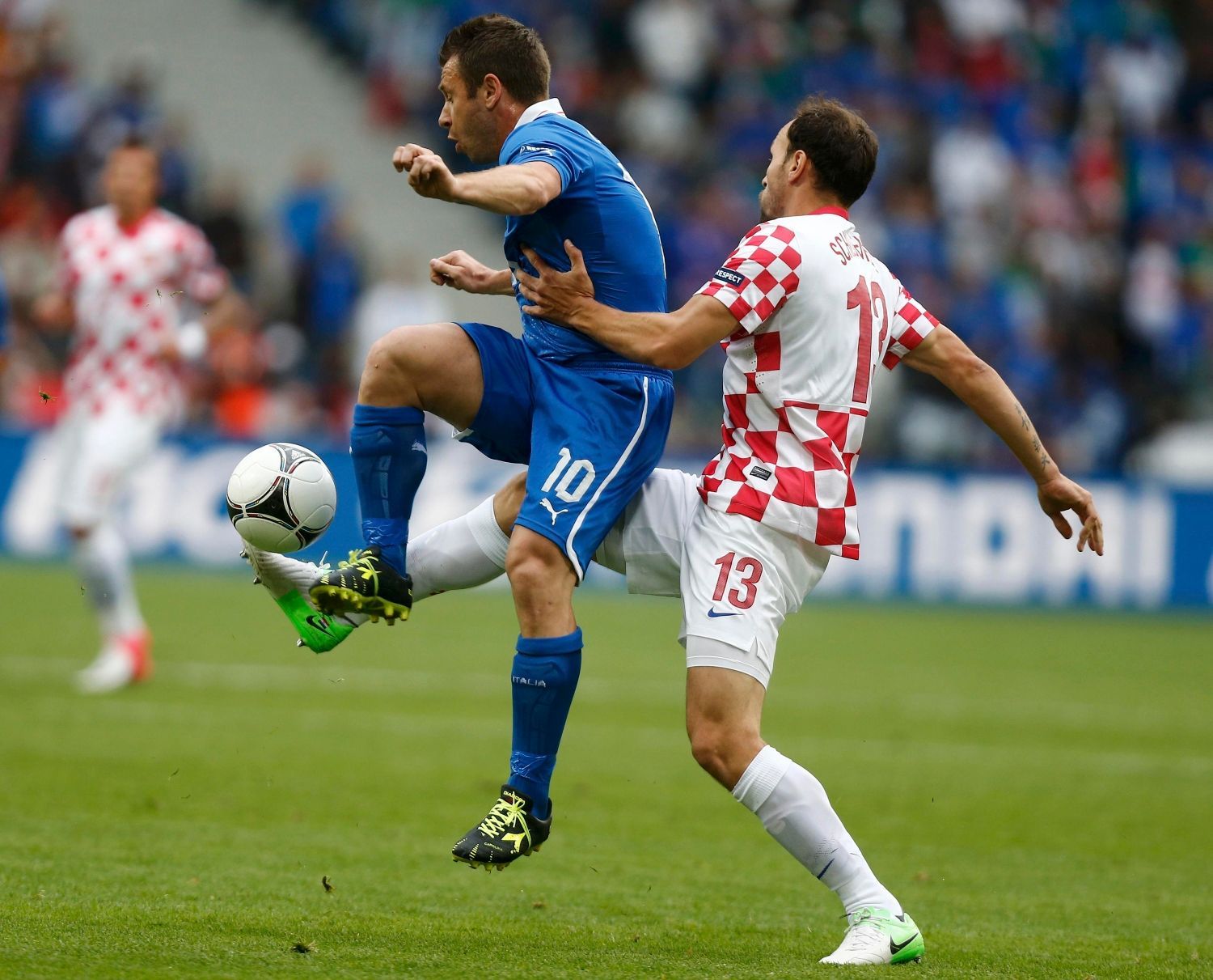 Antonio Cassano a Gordon Schildenfeld v utkání Chorvatska s Itálií ve skupině C na Euru 2012