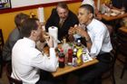 Obama a Medveděv jednali o obchodu a šli na hamburger