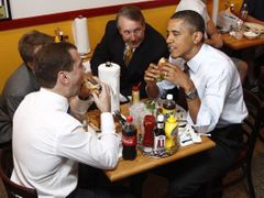 Obama a Medveděv na obědě v restauraci rychlého občerstvení ve Washingtonu.