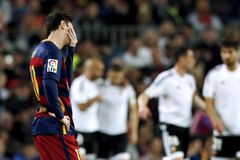 Barcelona ztrácí půdu pod nohama, prohrála i s Valencií a vede už jen o skóre