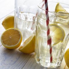 voda s citronem, žena