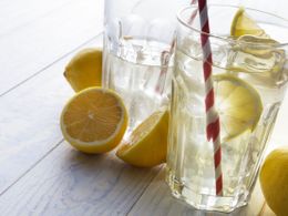 13 důvodů, proč pít vodu s citronem. Znáte je?