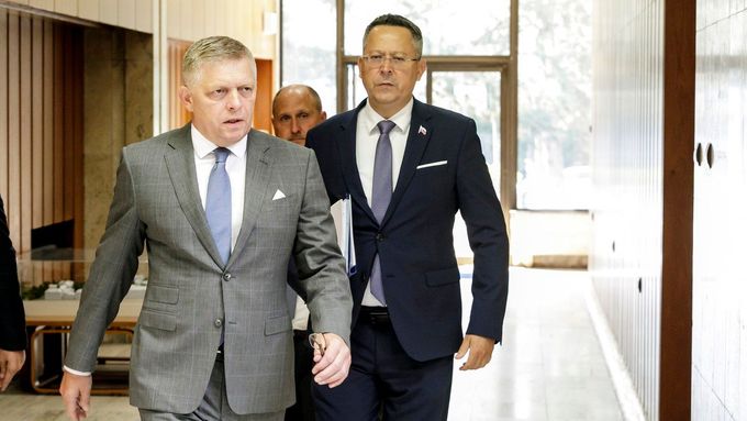 Slovenský premiér Robert Fico s ministrem financí Ladislavem Kamenickým (oba Směr-SD)