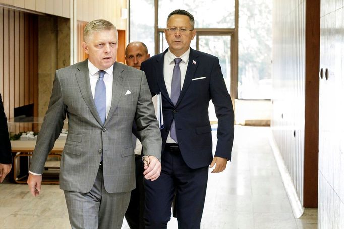 Slovenský premiér Robert Fico s ministrem financí Ladislavem Kamenickým (oba Směr-SD)