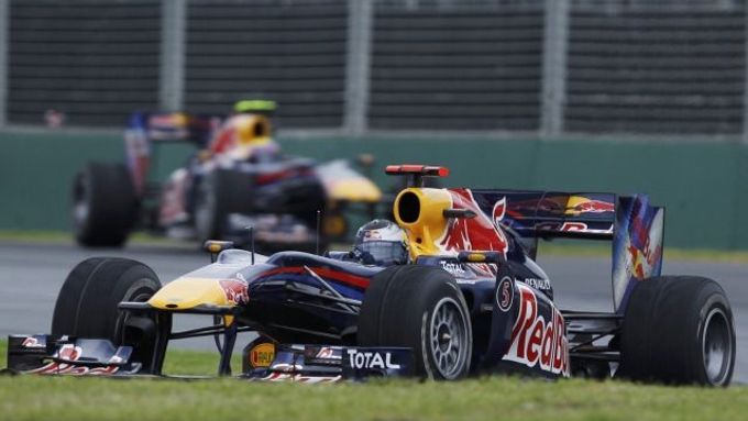 Sebastian Vettel před Markem Webberem v úvodu australského závodu formule 1 v Melbourne.