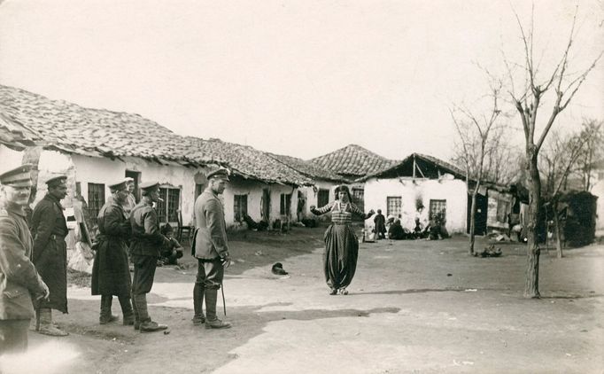 Romská tanečnice pózuje německým vojákům, Skopje 1916.