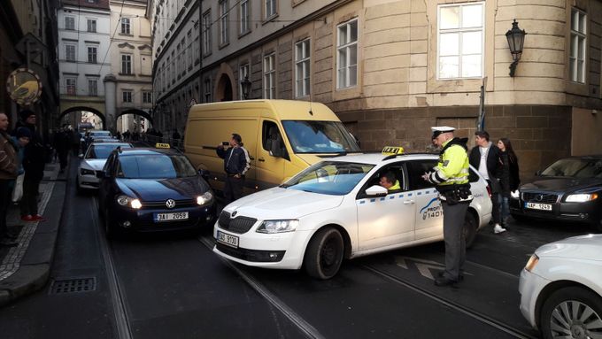 Taxikáři blokují provoz na pražském nábřeží.