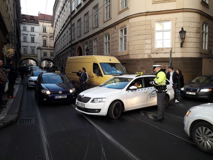 Taxikáři blokují provoz na pražském nábřeží.