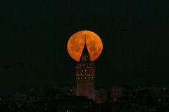 Půl světa vidělo Měsíc tak, jak tu nebyl od roku 1866. Češi se podobného úkazu brzy dočkají