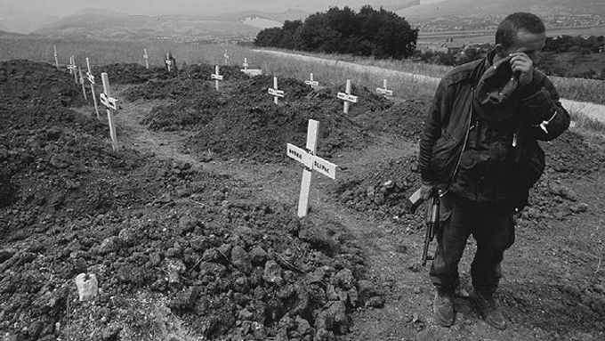 Chorvatský voják stojí vedle hrobu svého bratra