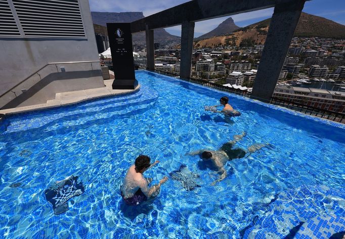 Turnaj v podvodních šachách v bazénu hotelu Silo v jihoafrickém Kapském Městě