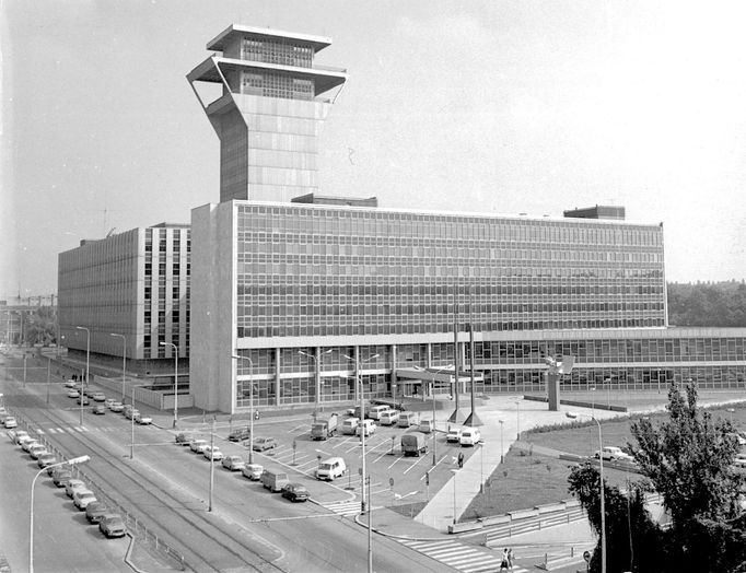 Fotografie z historie budování (výstavba v letech 1972 – 1980) a fungování Ústřední telekomunikační budovy v Olšanské ulici v Praze 3.