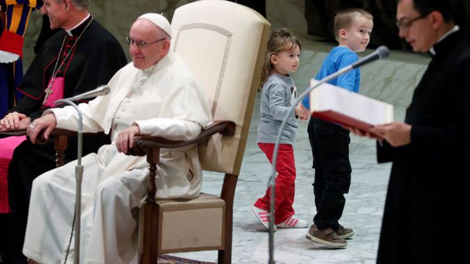 Je to Argentinec, neposlouchá, podotkl v žertu prefekt papežského domu Georg Gänswein, který během audience seděl vedle Františka.