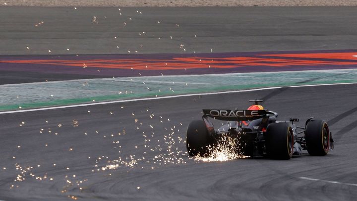 Hamiltonova naděje vyhrát první sprint brzy vyhasla. Verstappen byl rychlejší