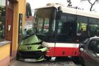 V pražských Hodkovičkách narazil autobus do osobního auta, zranilo se sedm lidí