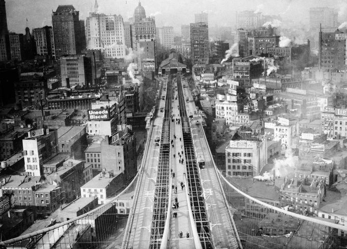 Brooklynský most v New Yorku pohledem z jednoho z jeho pilířů. Foto z roku 1893.