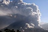 ...sopka už mnoho týdnů vykazuje aktivitu, vesničané už museli být několikrát evakuováni...