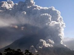 Odborníci se domnívali, že sopka se už začala utišovat, ale ve středu se její aktivita znovu zvýšila. Lidé začali z okolí vulkánu znovu prchat a pohotovost byla zvýšena na nejvyšší stupeň.