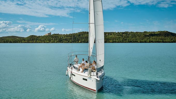 Balaton má jednu z nejčistších vodních ploch v Evropě. Průměrný počet slunečních hodin za rok se pohybuje kolem 2 000, tedy stejně jako na francouzské Riviéře.