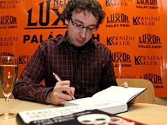 Autor Petr Janeček během autogramiády u příležitosti křtu nové knihy "Černá sanitka : Druhá žeň" v Paláci knih Neo Luxor.